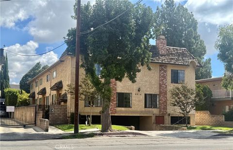 Photo of 5916 Whitsett AVE Ave #2, Valley Village, CA 91607 (MLS # SR26055739)