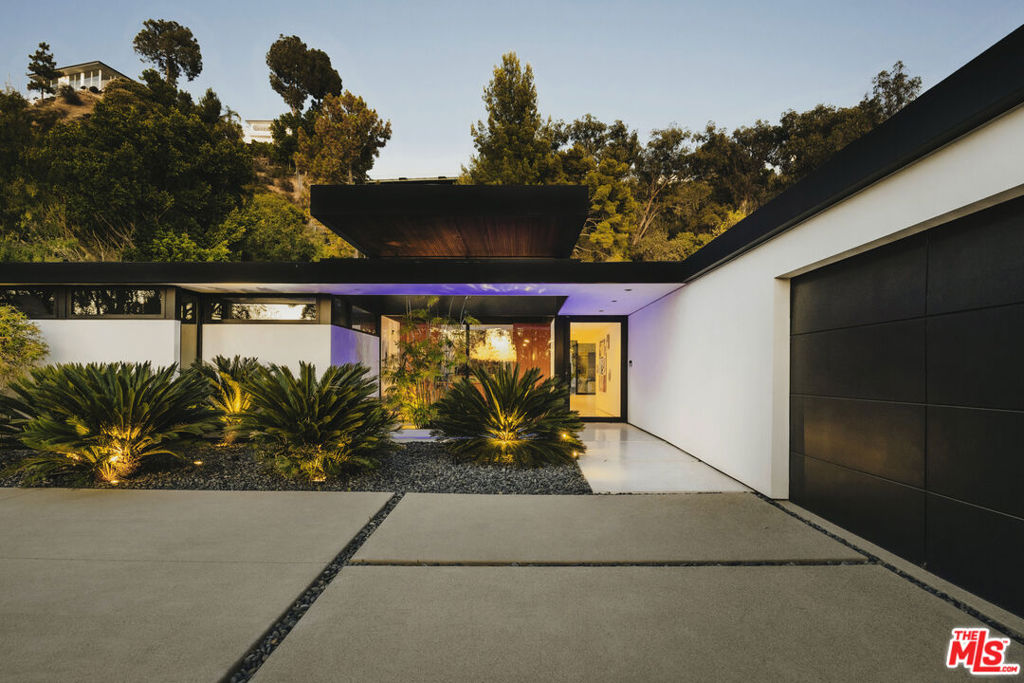 570 Evelyn Place