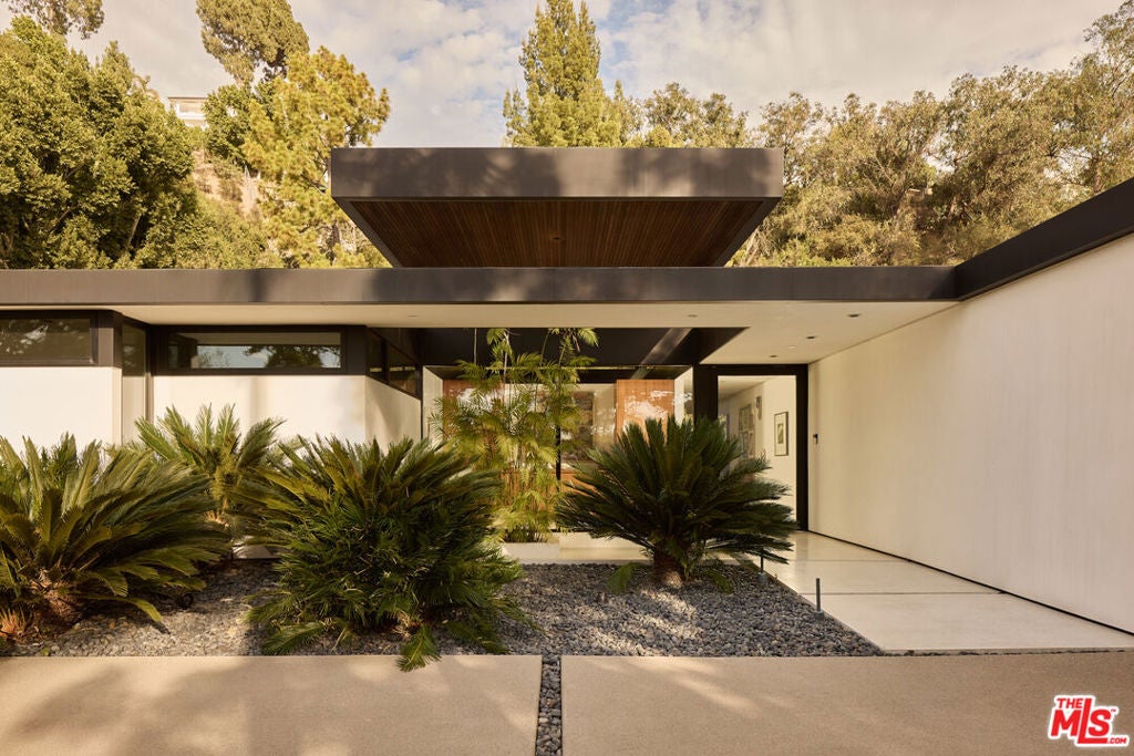 570 Evelyn Place