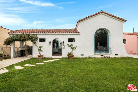 Photo of 745 N Brighton Street, Burbank, CA 91506 (MLS # 26989765)