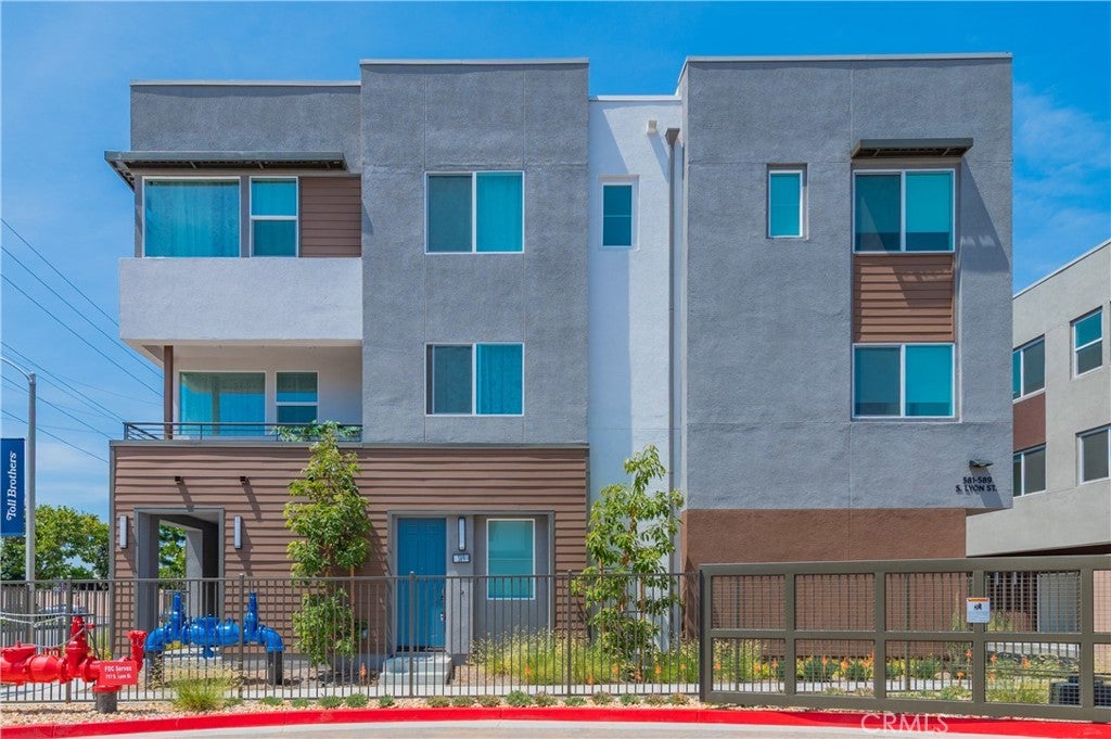 Photo of 589 S Lyon St St, Santa Ana, CA 92705 (MLS # OC26194886)