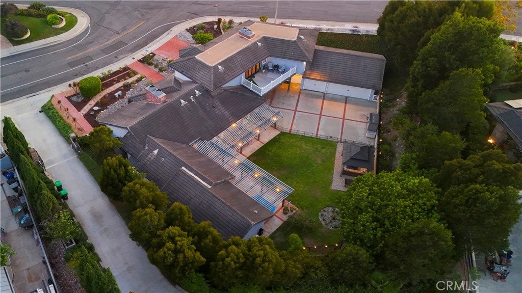 880 Avenida Acapulco