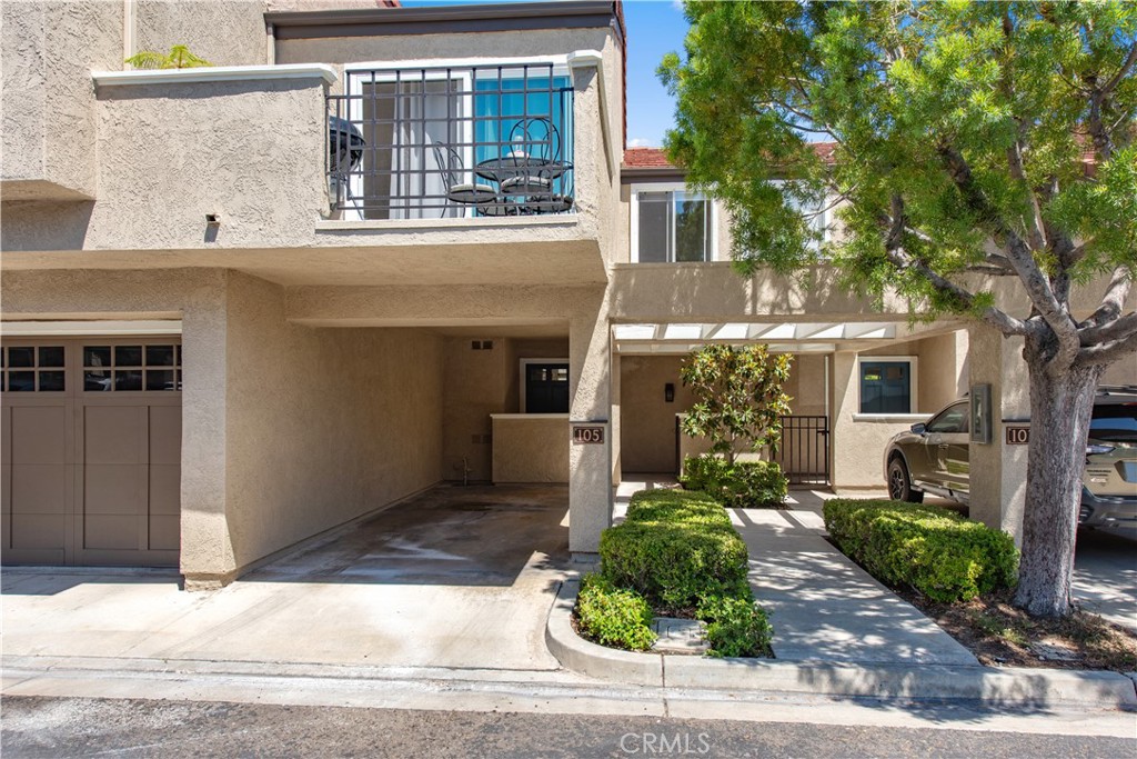 Highly desirable 2 stories 2 bedrooms Princeton Townhome within walking distance to UCI and University shopping center. Open floor plan with high ceilings allows for a light and bright feeling. Expansive View from Master Bedroom and Private backyard. Huge walk-in closet, large Family Room with fireplace. HOA amenities include pools, spas, tennis courts, barbeque, and parks.