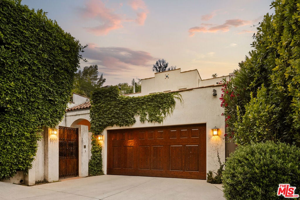 Photo of 8935 Hollywood Hills Road, Los Angeles, CA 90046 (MLS # 26987069)