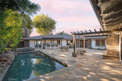 Photo of 30105 Avenida Esplendida, Rancho Palos Verdes, CA 90275 (MLS # PV25253699)