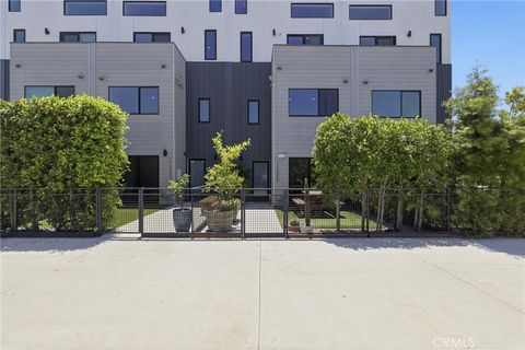 Photo of 11324 Victory Boulevard, North Hollywood, CA 91606 (MLS # SR26132390)