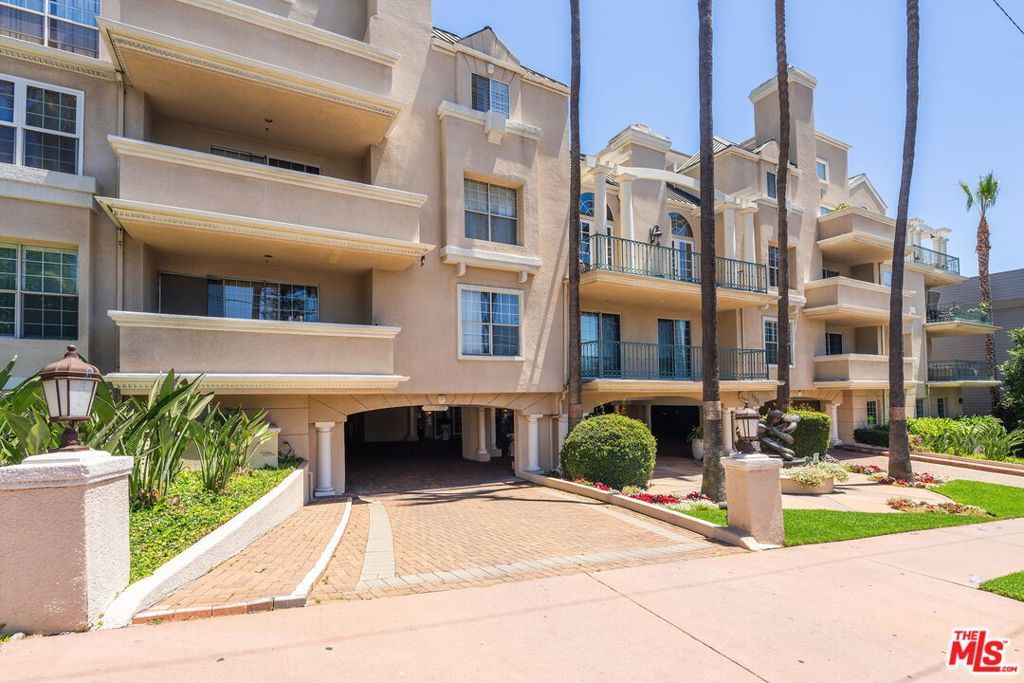 Photo of 930 N Doheny Drive #308, West Hollywood, CA 90069 (MLS # 25532137)