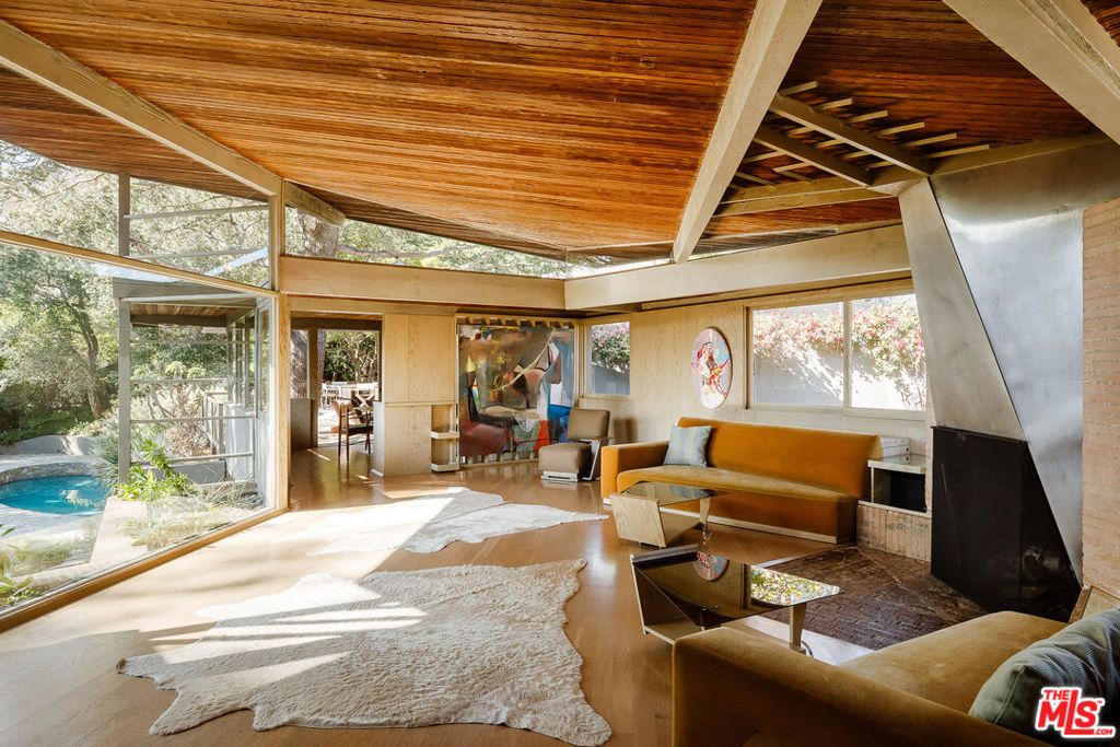 Photo of 11600 Amanda Drive, Studio City, CA 91604 (MLS # 25618125)