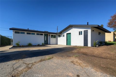 Photo of 5548 Elmwood Rd, San Bernardino, CA 92404 (MLS # IV25271896)