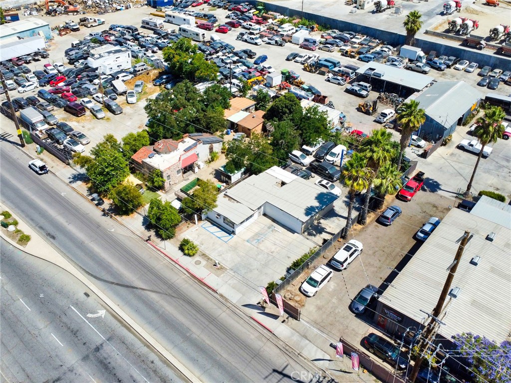 690 W Esplanade Avenue