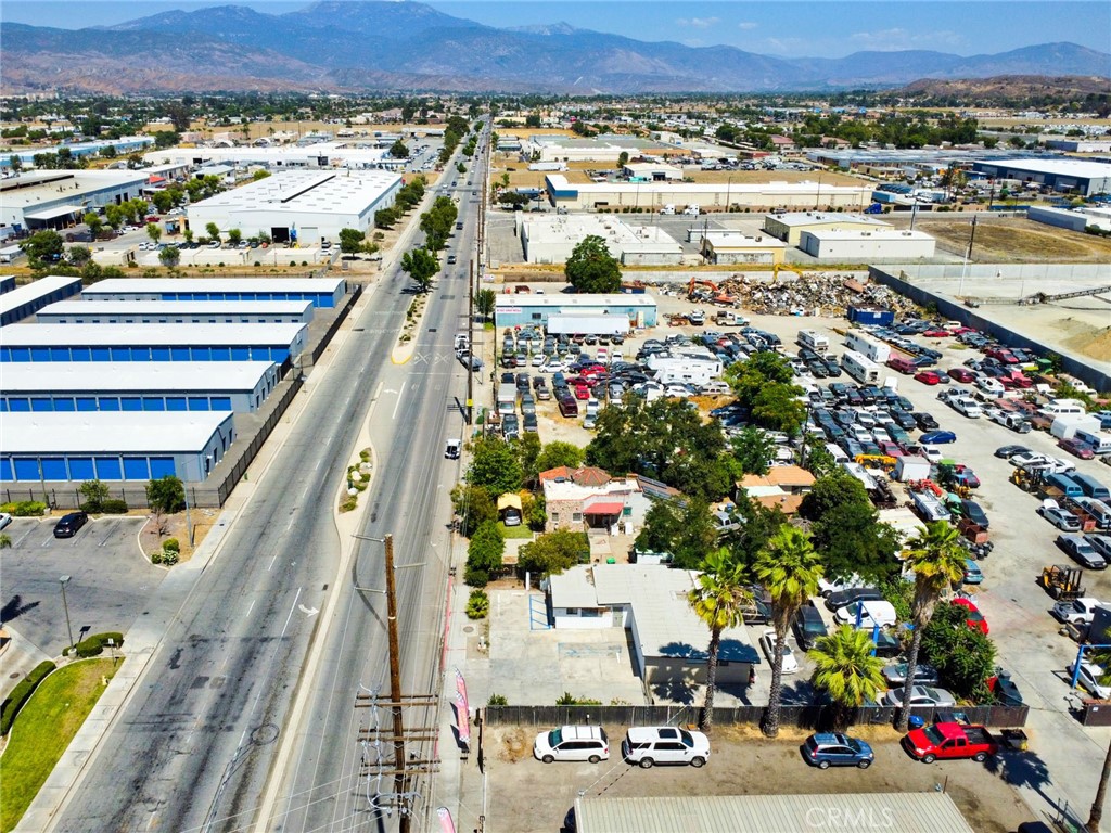 690 W Esplanade Avenue