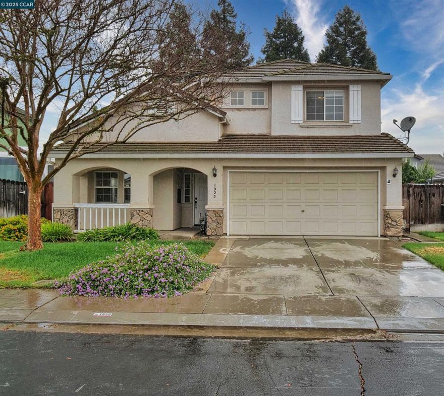 Beautiful, contemporary, entertainer’s delight located in Manteca’s popular Chadwick Square neighborhood.  The expansive floorplan offers a total of 2,307 square feet of living space, including 3 Bedrooms, 2.5 Bathrooms, and an Open Concept Kitchen / Family Room.  In addition, this home boasts a large Living Room, a formal Dining area, a main floor Home Office / Den, an upstairs Family Room, and an attached 2 stall garage.  Enjoy the spacious Redwood lined backyard and its large patio.  Located between I-5 and 99, close to parks, restaurants, and shopping.  Come tour this property today and imagine the possibilities.