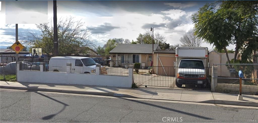 No showing at this moment. Great opportunity for your investor or your first time home buyer. This SFR is priced for a Quick sale! The property needs some TLC, price reflects the condition of it. This property consist of 4 good size bedrooms and 2 baths. It's close to shopping centers, close to 60 Fwy and Perris Blvd.
Please do not disturb tenant and do not show up without appointment.