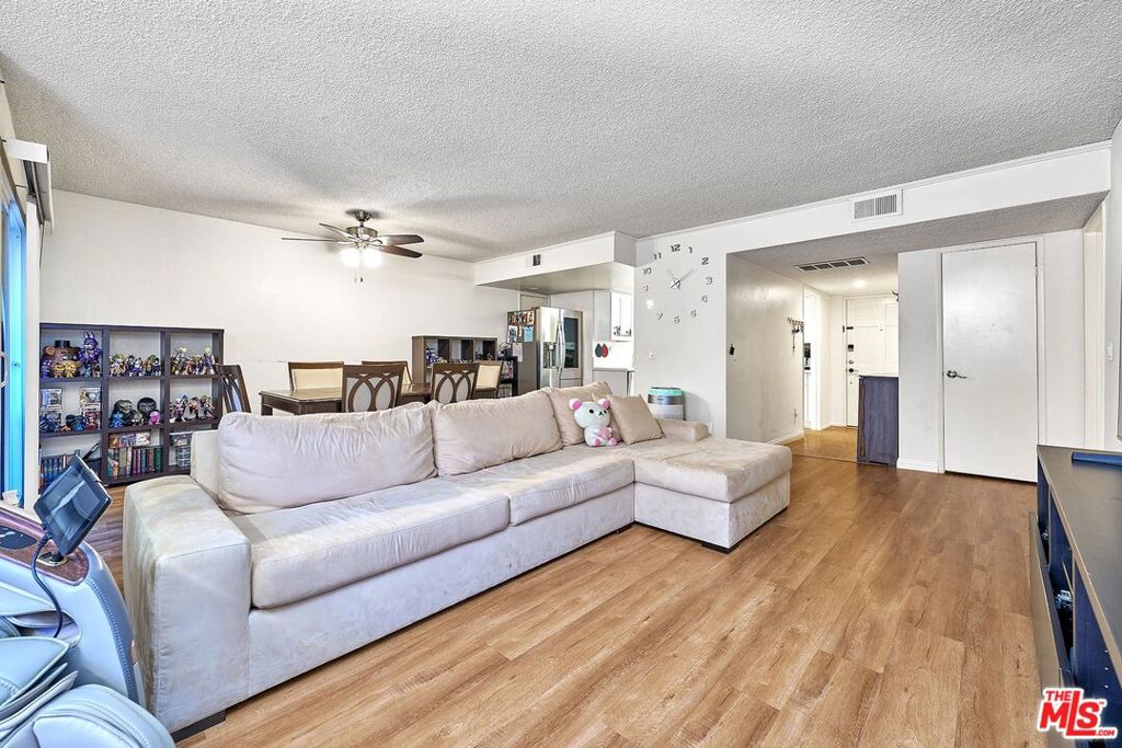 631 S Kenmore Avenue 106