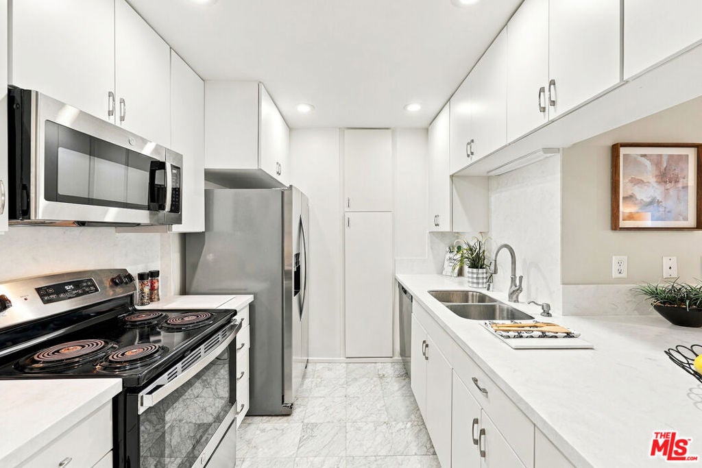 7742 Redlands Street D2052