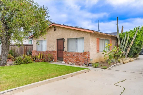 218 E 16th St E, Costa Mesa, CA 92627 - MLS#: OC26205781