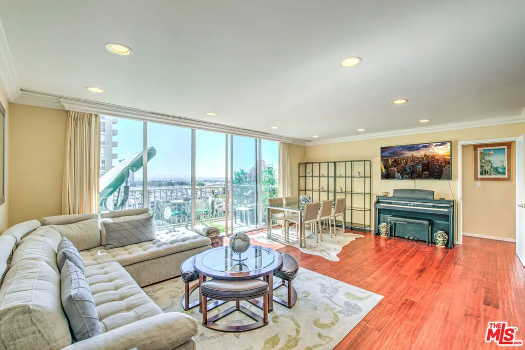 Los Angeles, California 90067, United States, 2 Bedrooms Bedrooms, ,2 BathroomsBathrooms,Residential,Active,247529