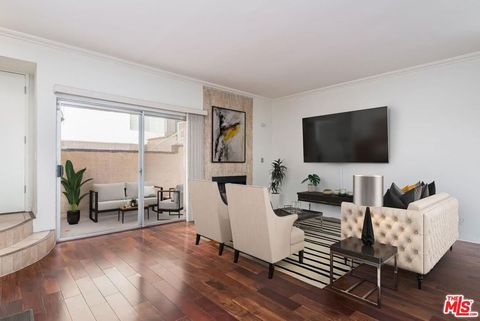 Photo of 5139 Balboa Boulevard #12, Encino, CA 91316 (MLS # 26648363)