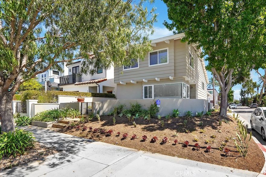 Location, Location !! *** Just ONE short block to the Village of CDM, picturesque tree top views plus an attached Garage and generous wrap-around  outdoor area !! *** Open kitchen comes complete with peninsula sit-up island, solid granite countertops with full backsplash, stainless steel appliance package and ample storage *** Soaring vaulted ceilings, elegant marble bathroom countertops, tile and wood laminate flooring (no carpet), designer paint, mirrored wardrobes, multiple ceiling fans, three fireplaces, and more.