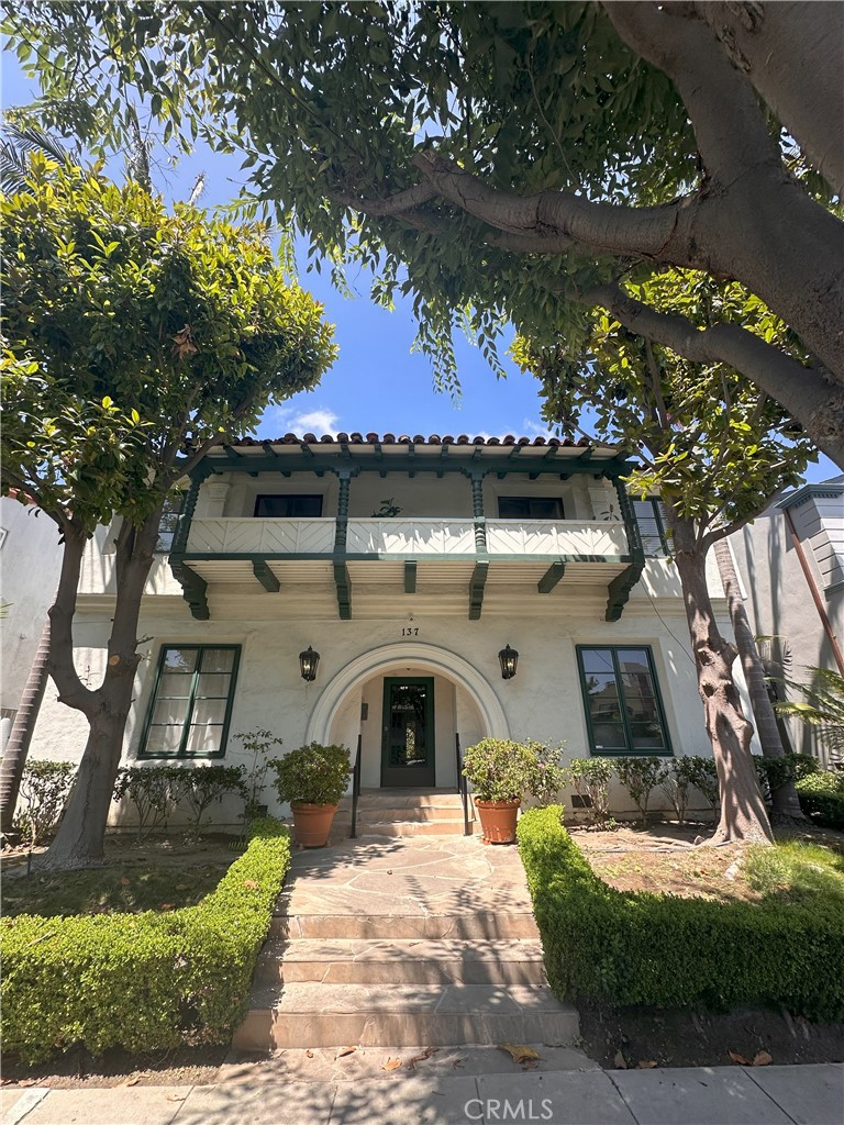 Located next to Neman Marcus and close to all the Beverly Hills Stores and Restaurants. This updated unit is light and bright and totally remodeled. This unit has a dishwasher, refrigerator and comes with window air conditioning units in both living room and bedroom. The laundry is located off the carport located in the back of the building. Parking is an additional $200 per month. Gas and water are paid for by landlord.
