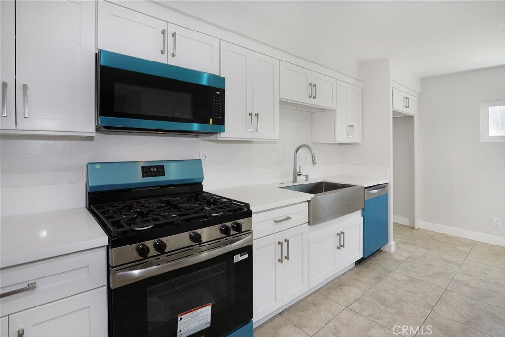 2105 W Hall