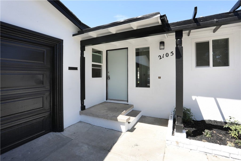 2105 W Hall
