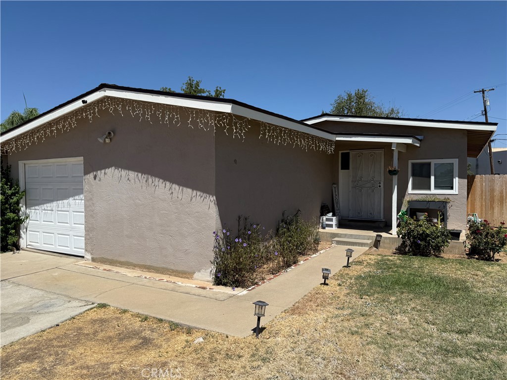 Up for consideration is this well maintained beauty. Located in Northern Fresno in close proximity to shopping, freeways, and schools.Home has many of the major expensive updates completed with roof, AC, windows, and fencing being done within the last few years. The cu-de-sac location gives the new owner a huge rear yard with RV parking and entertaining. Hurry and call your agent for an appointment today.