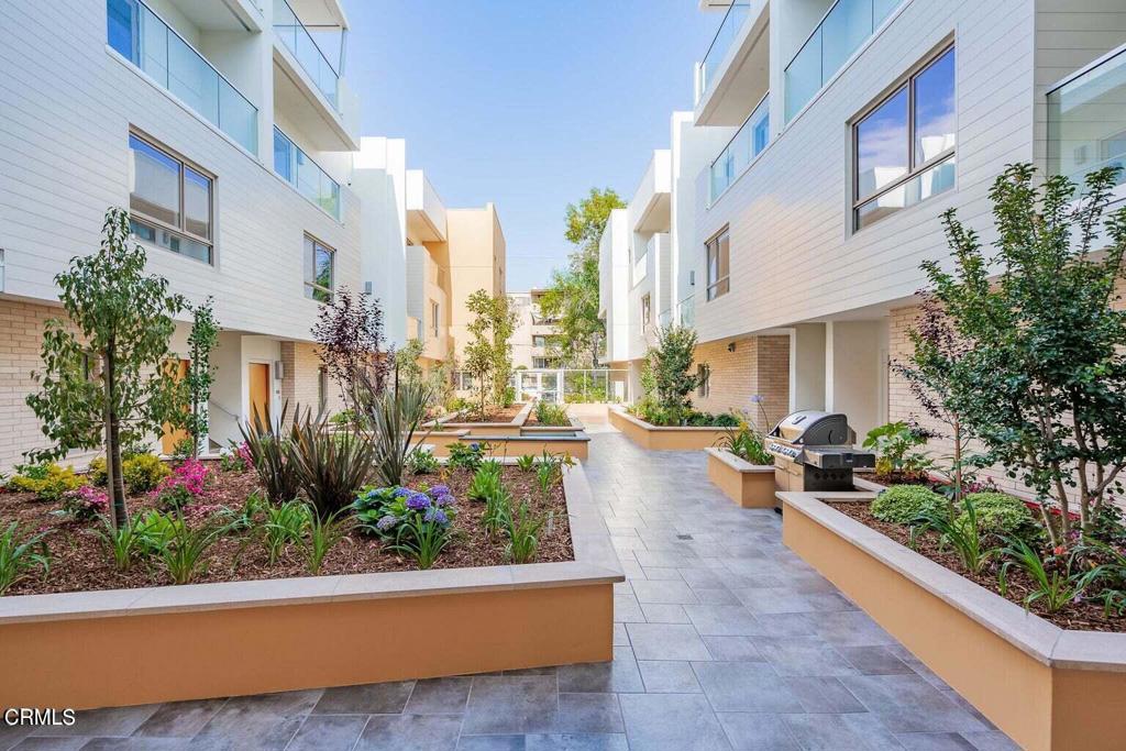 Welcome to this stunning luxury condo located in the heart of Downtown Pasadena! An open floor plan will greet you along with modern fixtures and a bright atmosphere with plenty of natural lighting. You will notice the kitchen is complete with stainless steel appliances, beautiful calacatta countertops and a space perfect for dining. Conveniently located near popular restaurants, Grant Park, Cal Tech University and the Huntington Library!