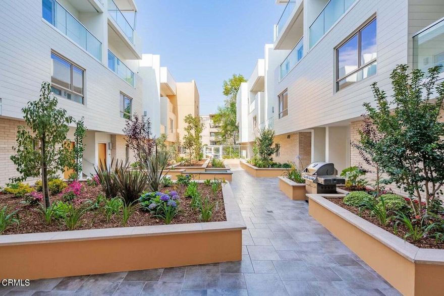 Welcome to this stunning luxury condo located in the heart of Downtown Pasadena! An open floor plan will greet you along with modern fixtures and a bright atmosphere with plenty of natural lighting. You will notice the kitchen is complete with stainless steel appliances, beautiful calacatta countertops and a space perfect for dining. Conveniently located near popular restaurants, Grant Park, Cal Tech University and the Huntington Library!