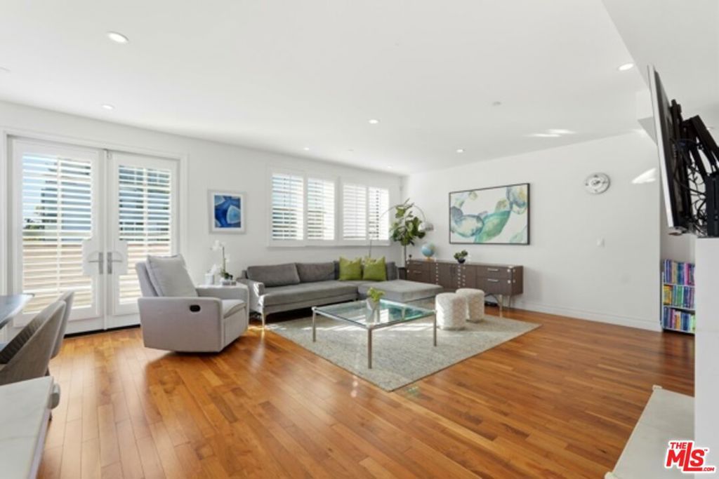 Photo of 4661 Wilshire Boulevard #204, Los Angeles, CA 90010 (MLS # 25621217)