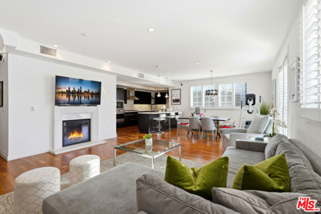 4661 Wilshire Boulevard 204