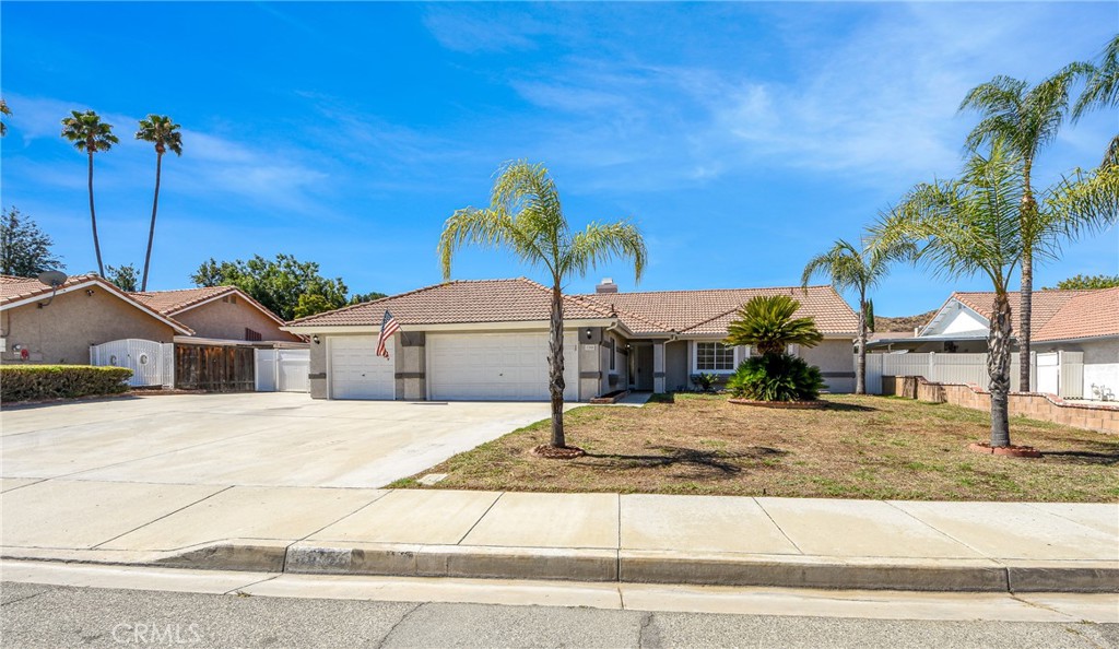 Single Story home recently remodeled with a 3 CAR GARAGE AND RV PARKING. This home is located in the Park Hill area (NO HOA, Lower Tax area) and on a huge lot! Recently remodeled with new plank faux wood flooring, paint inside and out, granite counters and stainless appliances. Lovely open flow floorplan with lots of light from all windows and vaulted ceiling. Back yard is large and has a new alumawood patio cover off the master bedroom.