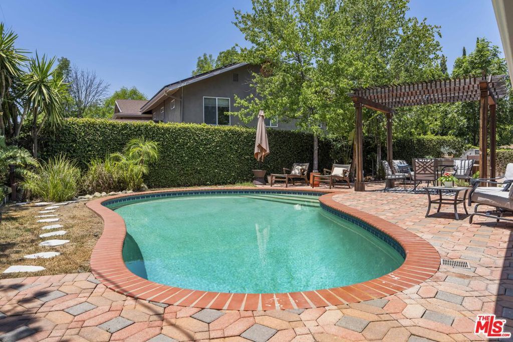 Photo of 4701 Dunman Avenue, Woodland Hills, CA 91364 (MLS # 25561993)