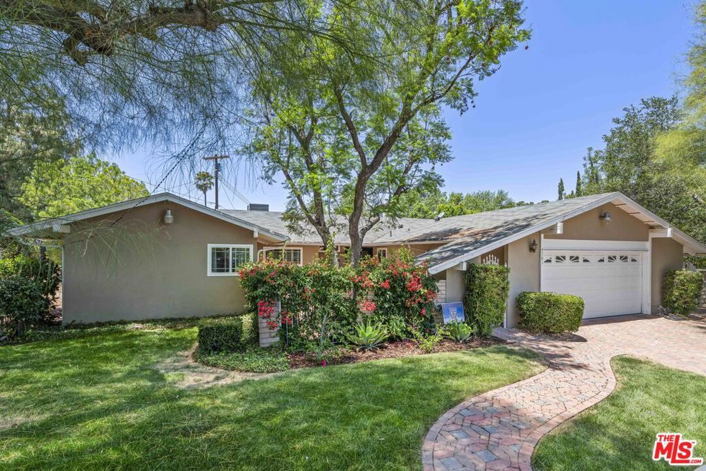 Photo of 4701 Dunman Avenue, Woodland Hills, CA 91364 (MLS # 25561993)