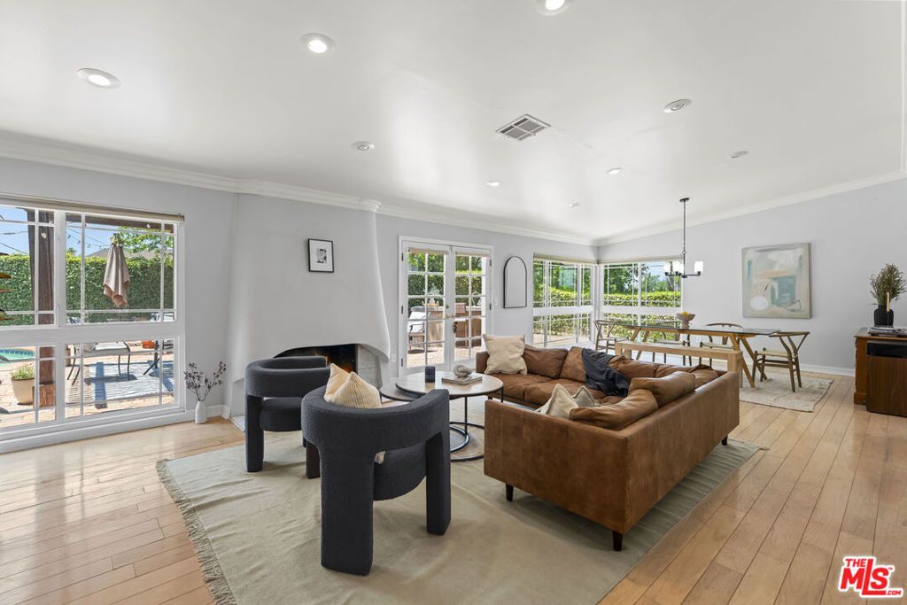 Photo of 4701 Dunman Avenue, Woodland Hills, CA 91364 (MLS # 25561993)