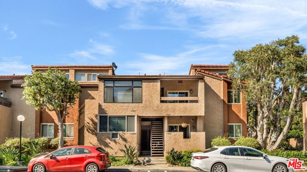 Welcome to 17009 Bluewater Ln, Huntington Beach Live the coastal lifestyle in this 2-bedroom, 2-bath home located in one of Huntington Beach's most desirable waterfront communities just steps from the dock, where you can see and smell the ocean every day.This inviting residence offers a bright, functional layout perfect for full-time living, weekend getaways, or investment potential. Enjoy easy access to the marina, beaches, and everything this prime location has to offer.Residents enjoy resort-style amenities including two sparkling pools, spa, tennis courts, fitness center, and a clubhouse all within a beautifully maintained, secure community.
