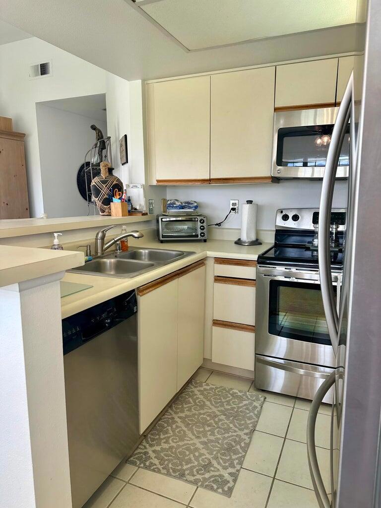 Palm Royale - Residential