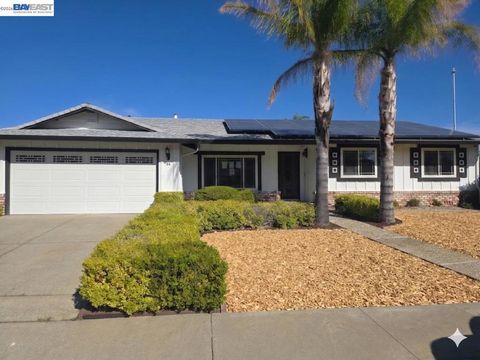 Photo of 34 Kingswood Drive Dr, Pittsburg, CA 94565 (MLS # 41132583)