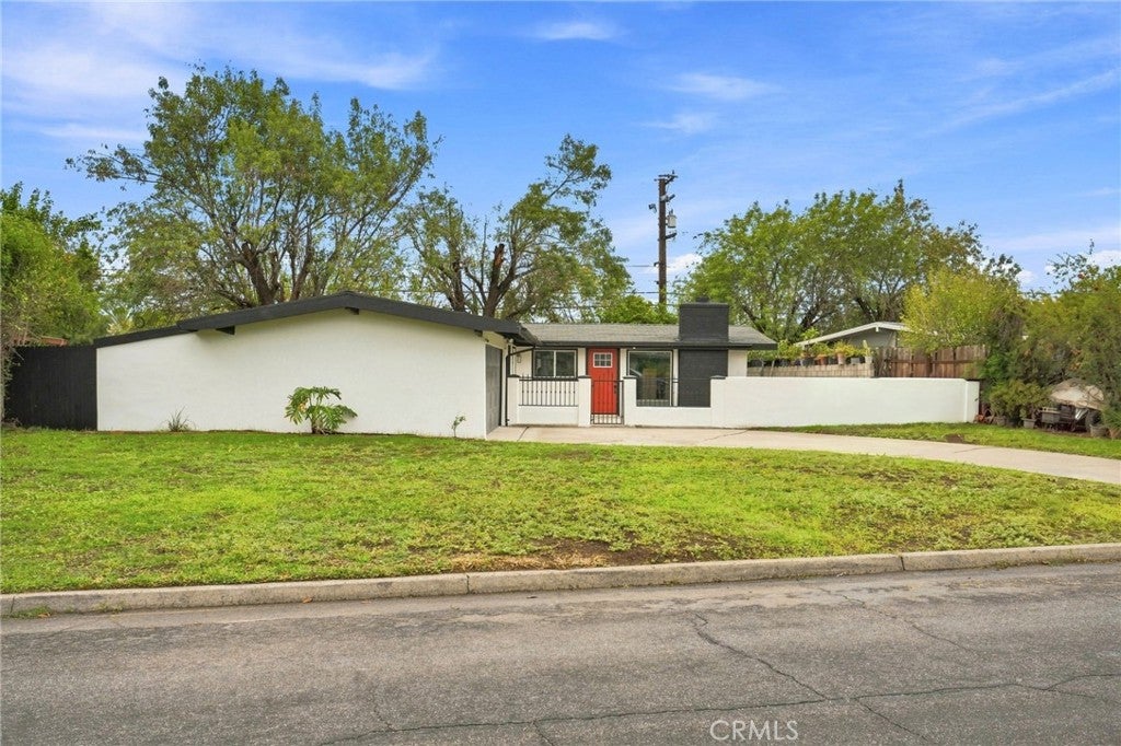 663 E Margarita