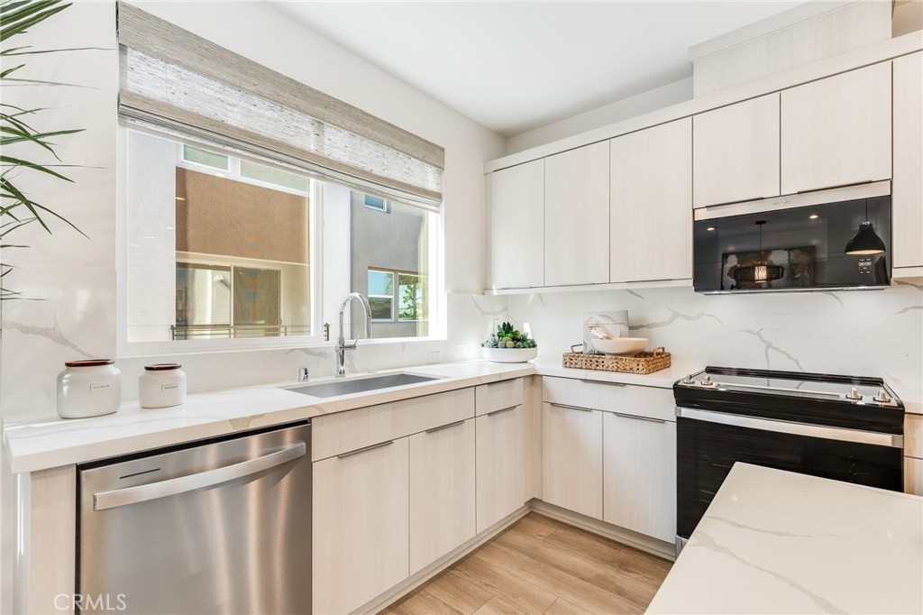 717 Lyon - Residential