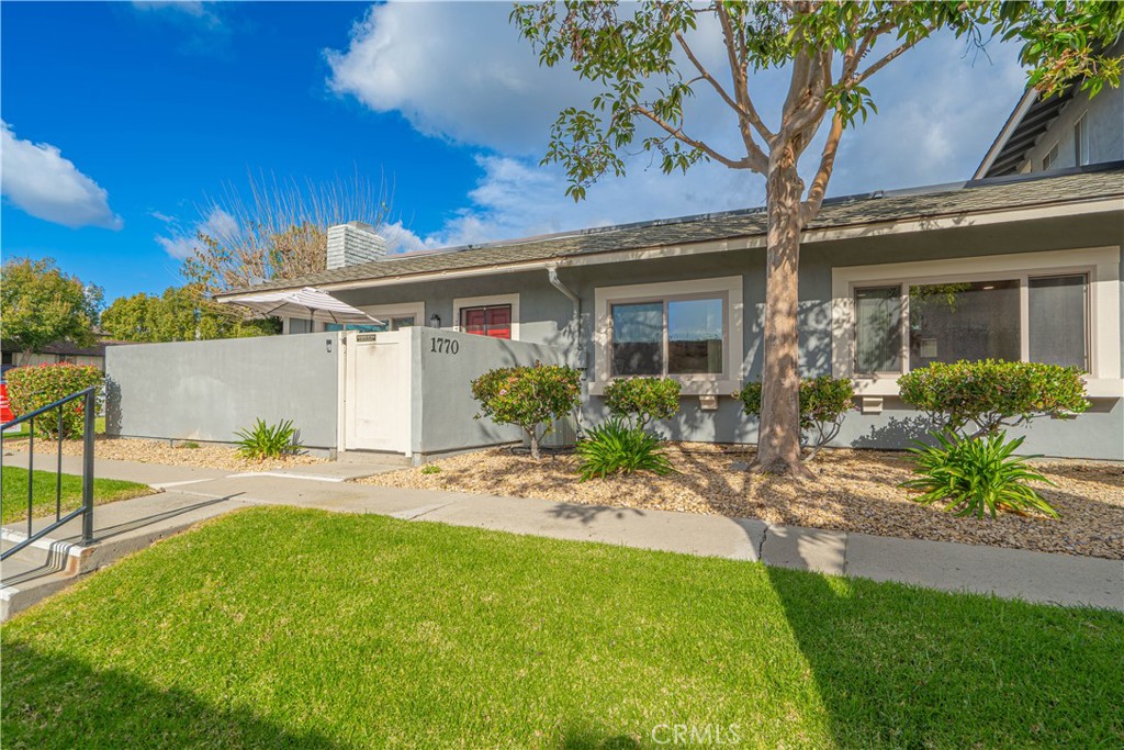 1770 E Avenida De Las Flores