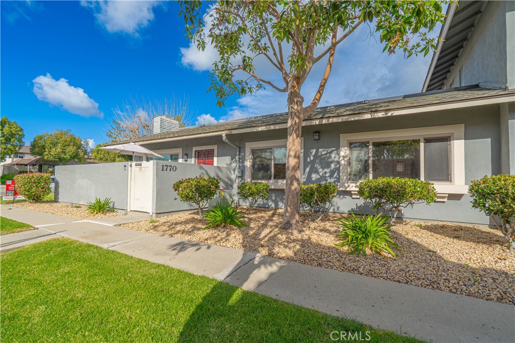 1770 E Avenida De Las Flores