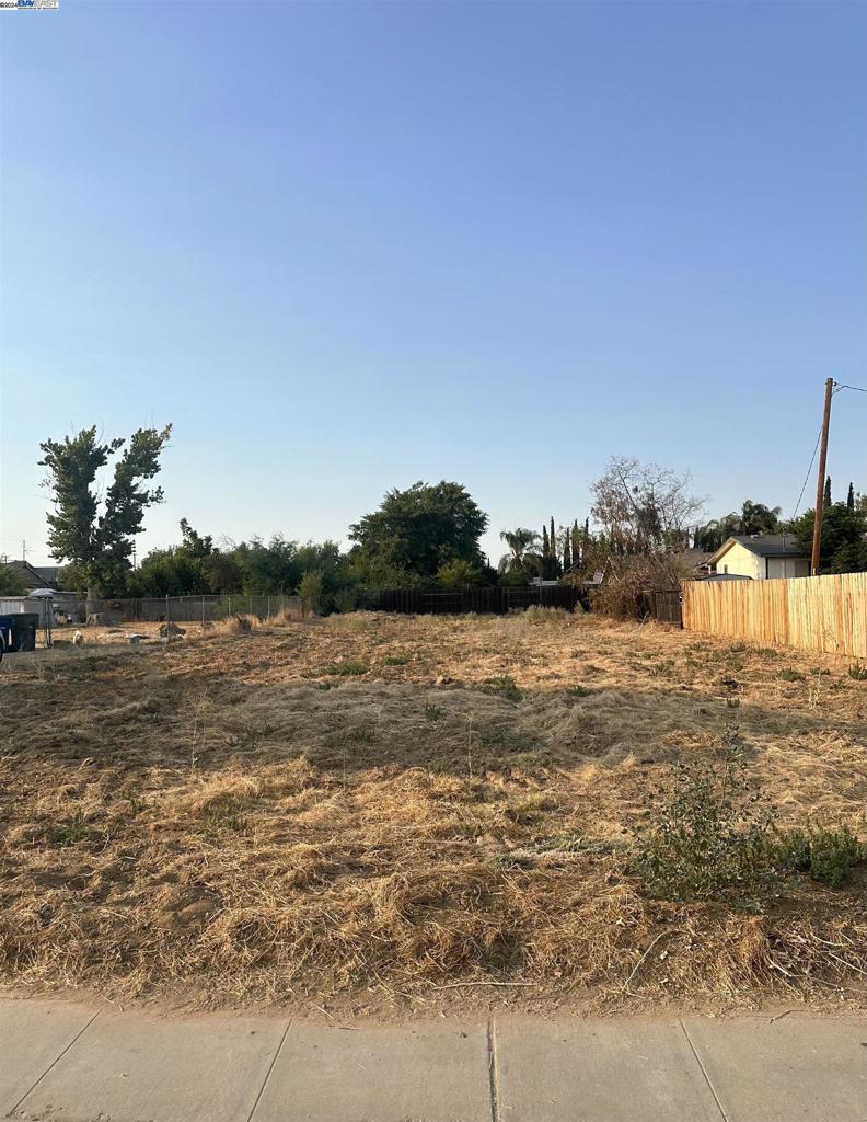 Imagine your charming dream home on this 7,405 sqft lot located closer to the city area of Madera ca. Turn your dreams into reality.