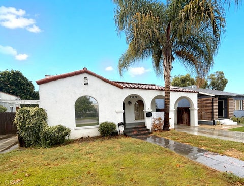 Photo of 6024 Brayton AVE, Long Beach, CA 90805 (MLS # CV26213785)