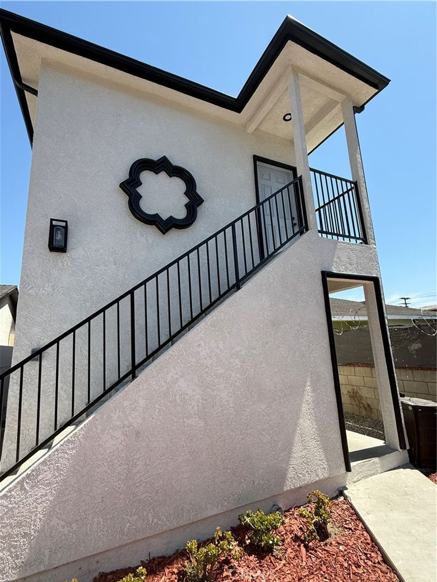 NEW CONSTRUCTION!!!! NEW MODERN 2 STORY DUPLEX .   AMAZING  10 % CAP RETURN IF YOU RENT BOTH UNITS... EACH UNIT COMES WITH  4 SPACIOUS BEDROOMS AND 3 BATHS.  2 MASTER SUITES, INSIDE LAUNDRY, LAMINATED FLOORS THRU OUT, AC/MINI  SPLITS, ALL ELECTRICAL UNITS, BUILT IN APPLIANCES. PAID OFF SOLAR PANELS TO HELP FOR THAT ELECTRICITY BILL. THESE UNITS HAVE A POTENTIAL TO BE BREAD AND BUTTTER WITH EXTRA MONTHLY INCOME AS EACH UNIT CAN BE RENTED FOR $ 4,500 A MONTH.  GREAT LOCATION, BORDER LINE SOUTH GATE, WALKING DISTANCE TO METRO STATION. 20 MINUTES FROM LAX, SOFI STADIUM AND DOWNTOWN!.......FHA READY , SUBMIT ALL OFFERS