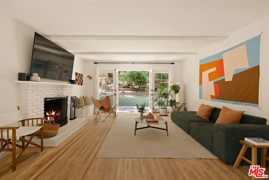 Photo of 5131 Tendilla Avenue, Woodland Hills, CA 91364 (MLS # 26659197)