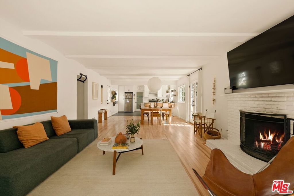 Photo of 5131 Tendilla Avenue, Woodland Hills, CA 91364 (MLS # 26659197)