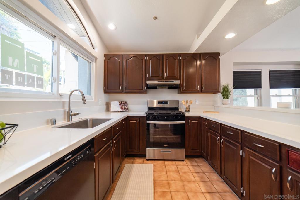 1102 La Mesa