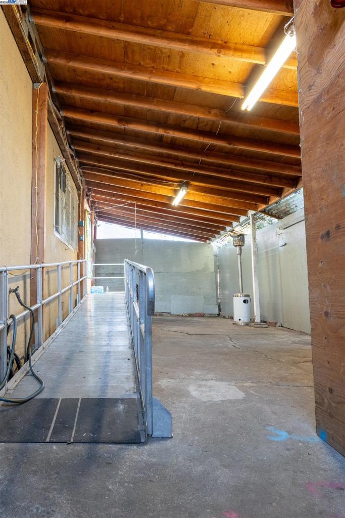 EAST OAKLAND - Residential Income