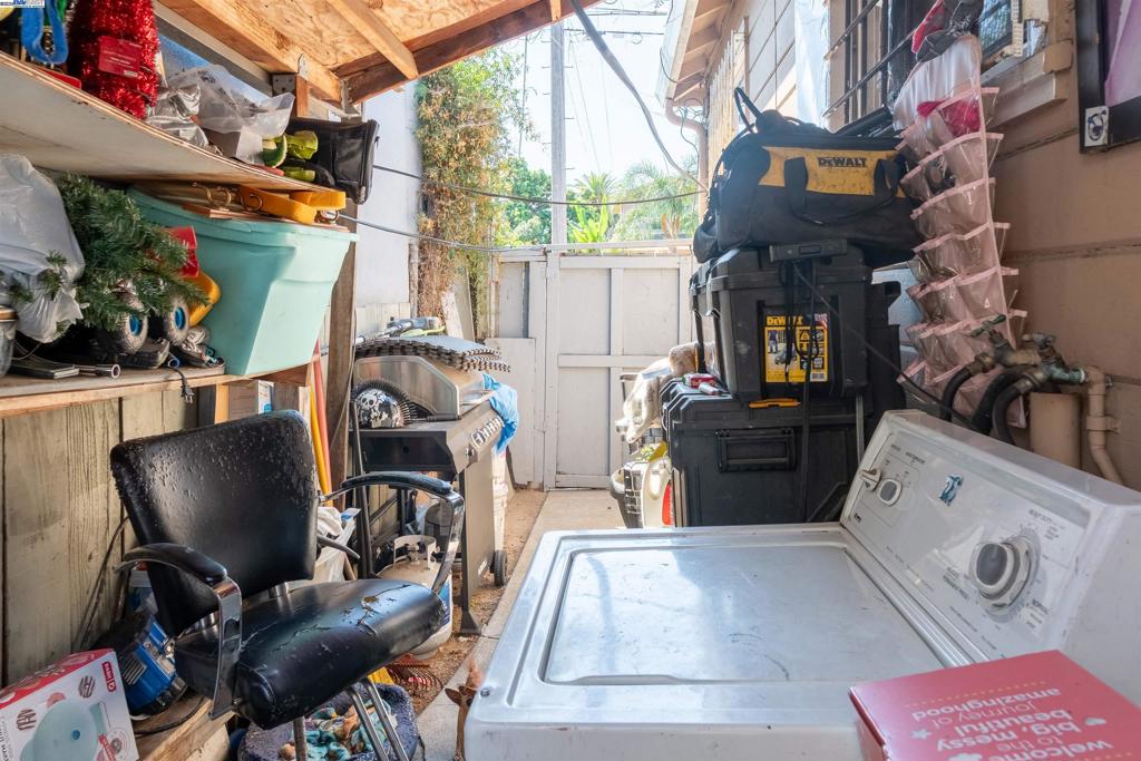 EAST OAKLAND - Residential Income